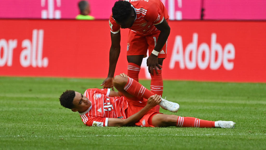 Jamal Musiala musste die Partie des FC Bayern gegen Stuttgart vorzeitig beenden Jamal Musiala musste die Partie des FC Bayern gegen Stuttgart vorzeitig beenden