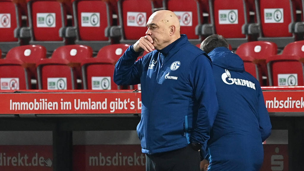 Trainer Christian Gross vom FC Schalke 04 fasst sich an den Kopf