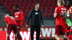 Leipzigs Trainer Julian Nagelsmann (M) geht nach dem der Niederlage an den jubelnden Kölnern vorbei