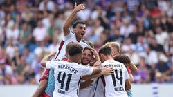 Der 1. FC Nürnberg jubelt nach dem ersten Saisonsieg