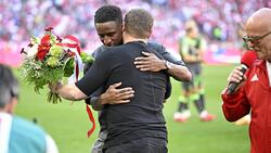 Bouna Sarr wurde vom FC Bayern auf großer Bühne verabschiedet