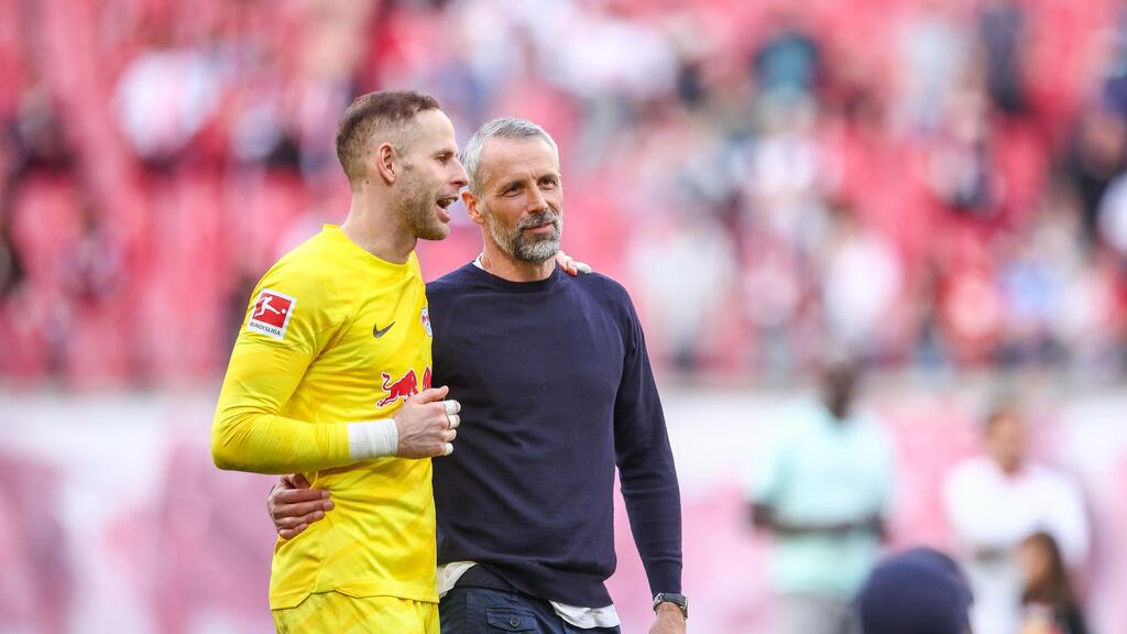 Leipzigs Trainer Marco Rose (r) und Torwart Peter Gulacsi können sich eine Rotation im RB-Tor vorstellen