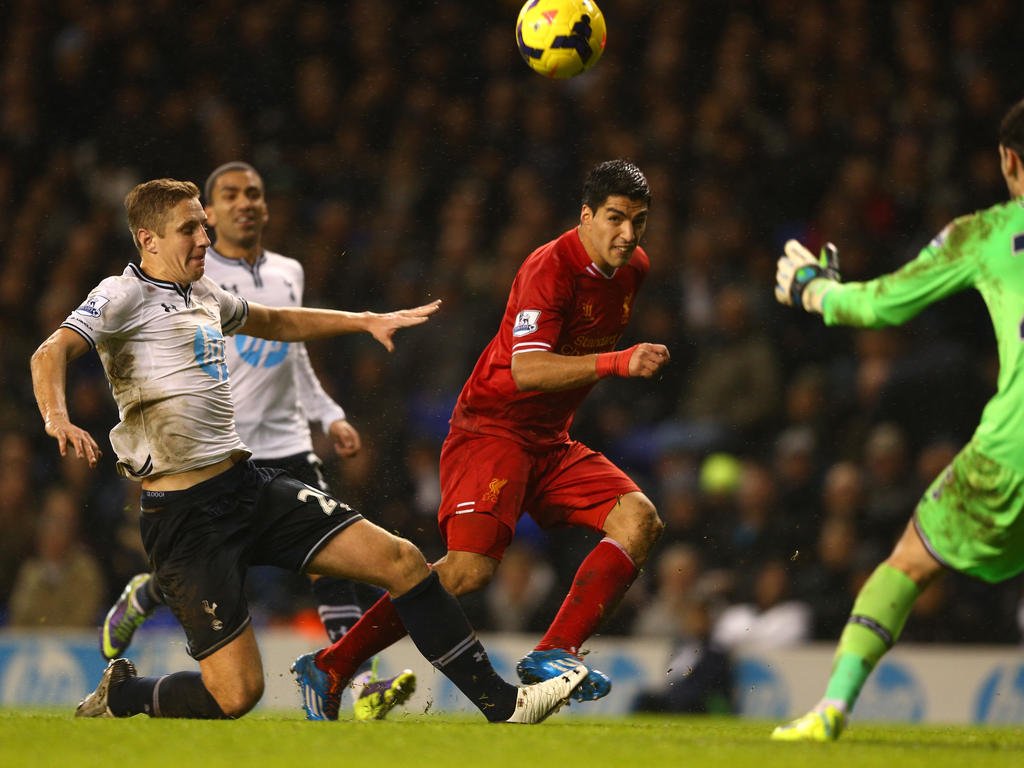 Für die Tottenham Hotspur wird es am 16. Spieltag der Premier-League-Saison 2013/2014 ganz bitter: Luis Suárez erzielt das 4:0 für den FC Liverpool (15.12.2013).