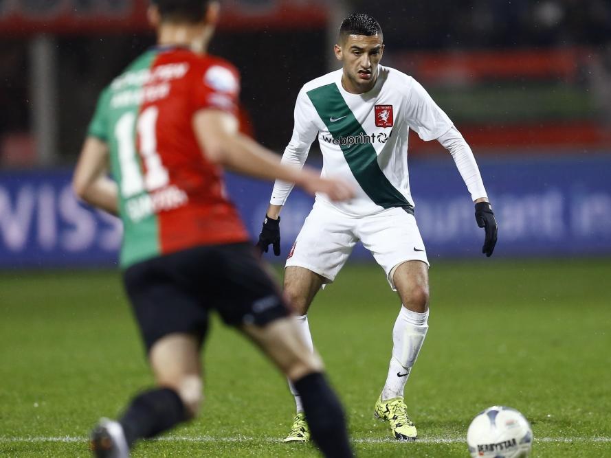 FC Twente-spelmaker Hakim Ziyech wordt aangespeeld en kijkt geconcentreerd toe hoe de bal zijn kant op komt. (27-01-2016) FC Twente-spelmaker Hakim Ziyech wordt aangespeeld en kijkt geconcentreerd toe hoe de bal zijn kant op komt. (27-01-2016)