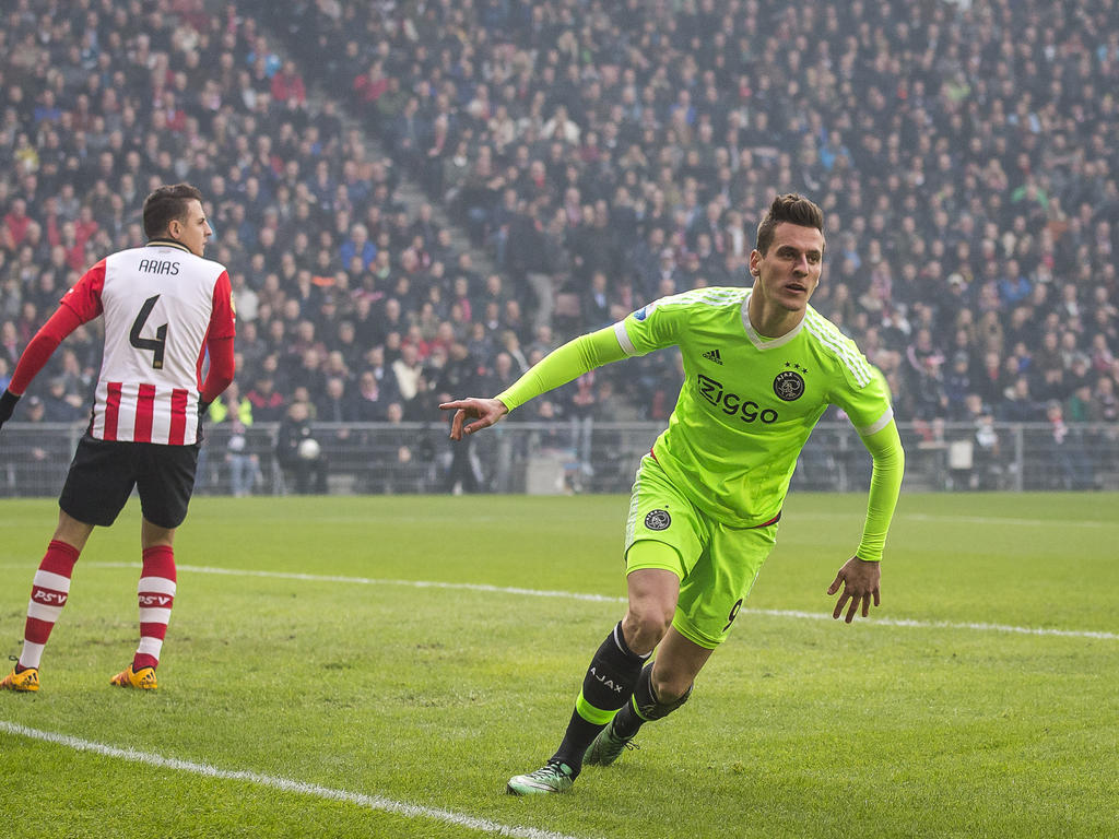 Het duel PSV-Ajax is amper twee minuten bezig. Joël Veltman geeft een vroege voorzet vanaf rechts en het is Arek Milik die de bal feilloos binnenkopt. (20-03-2016)