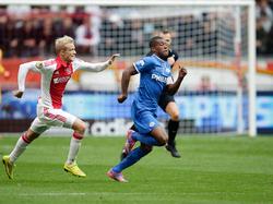 Georginio Wijnaldum (r.) is Nicolai Boilesen te snel af tijdens Ajax - PSV Eindhoven. (24-8-2014)