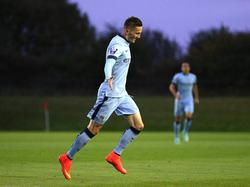 Sinan Bytyqi viert zijn doelpunt voor Manchester City (R). (26-09-14)