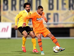 Ard van Peppen (l.) krijgt Brandley Kuwas niet van de bal tijdens Roda JC Kerkrade - FC Volendam. (09-02-2015). 