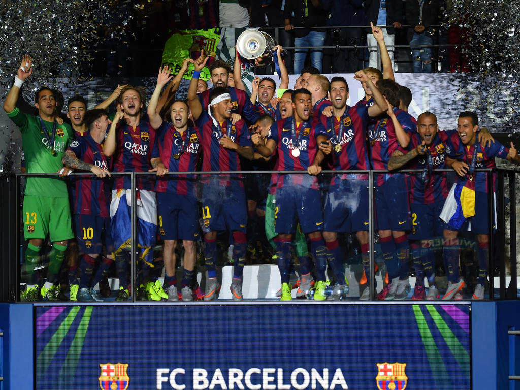 Das Team des FC Barcelona die wichtigste Trophäe des Vereinsfußballs in Empfang