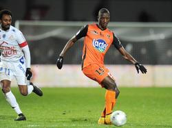 Sehrou Guirassy (r.) heeft balbezit tijdens het competitieduel Stade Laval - Troyes. (30-01-2015)