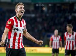 Luuk de Jong kwam in de eerste helft tegen PSV niet veel aan gevaar stichten toe, maar de aanvaller is er als de kippen bij om een rebound te verwerken tot doelpunt. De spits maakt de 1-0 tegen NEC. (26-09-2015)