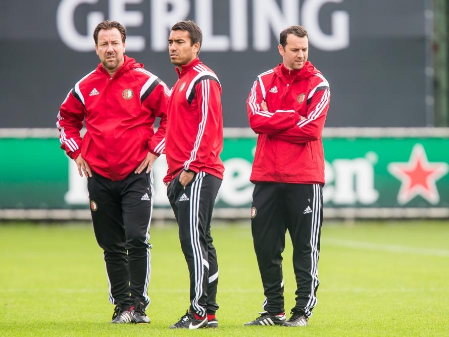 Assistenten Jean-Paul van Gastel (l.) Giovanni van Bronckhorst (m.) en Patrick Greveraars (r.) bekijken de training van Feyenoord. (01-10-2014)