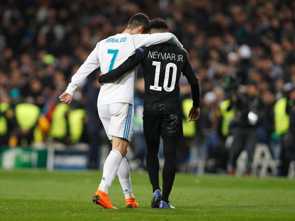 Ronaldo se abraza con Neymar en un Madrid-PSG.