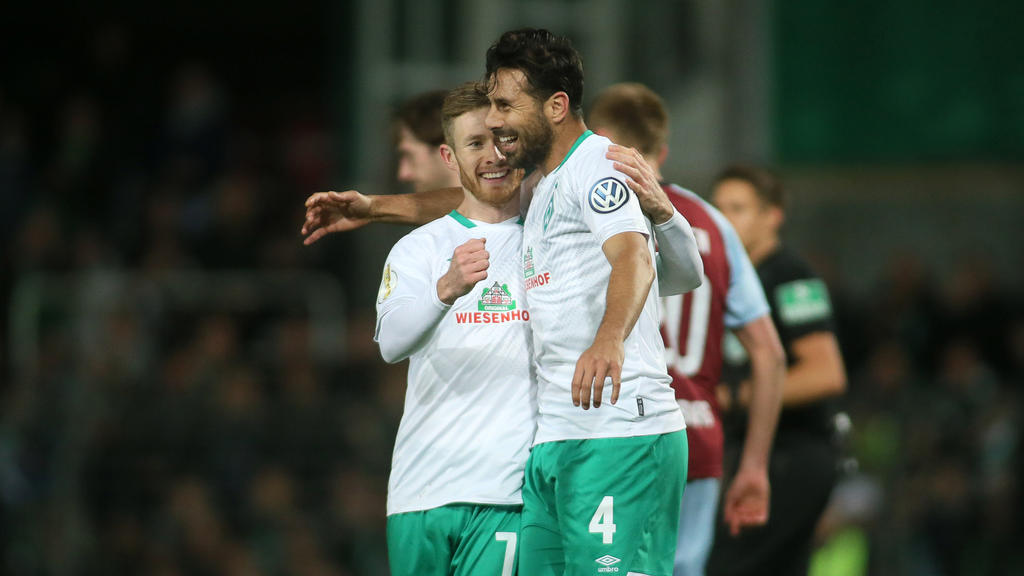 Nach über 450 Bundesliga-Spielen erhält Claudio Pizarro den Bambi in der Kategorie 