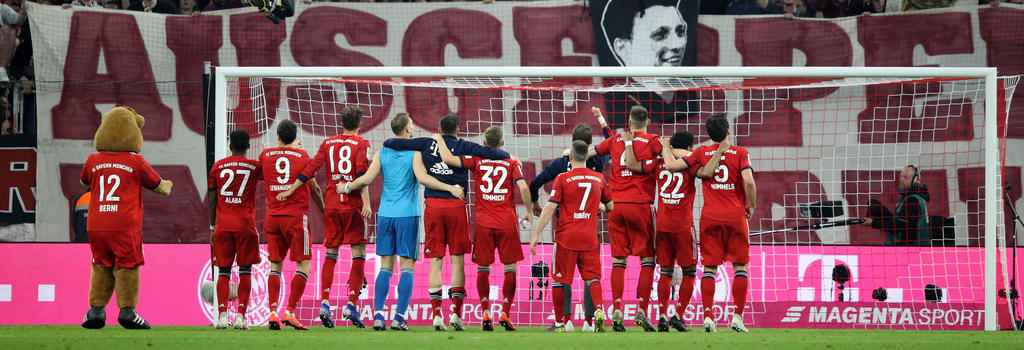 Die Bayern genießén den Erfolg mit den Fans
