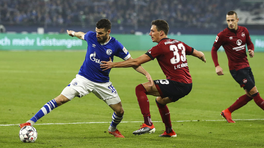 Schalke und der FCN laufen in Sondertrikots auf
