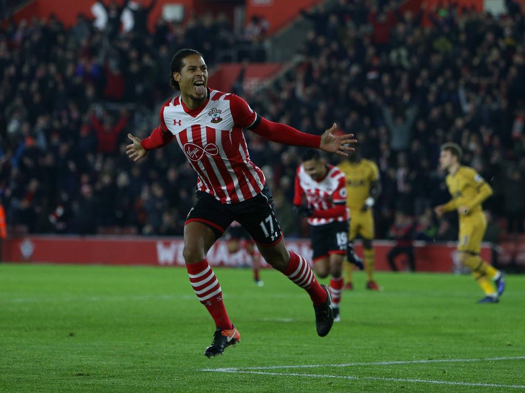 Virgil van Dijk loopt juichend weg nadat hij Southampton op voorsprong heeft gekopt tegen Tottenham Hotspur. (28-12-2016)
