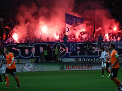 Die Fans des SV Darmstadt zündeten im Frankfurter Stadion Pyrotechnik