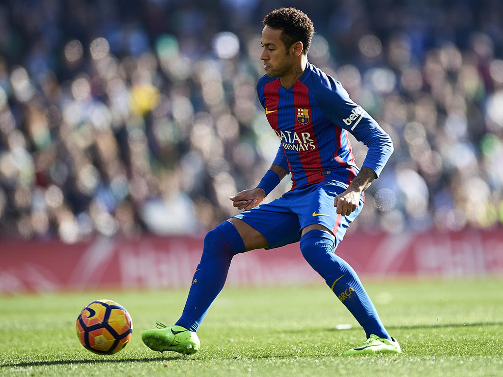 Neymar controla un balón en su etapa con el FC Barcelona. (Foto: Getty)