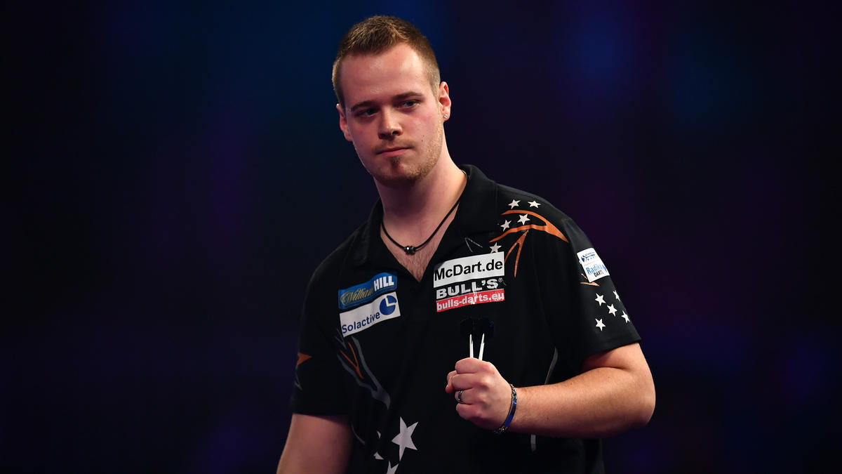 Max Hopp setzte sich beim World Matchplay in Blackpool überraschend gegen Dave Chisnall durch Max Hopp setzte sich beim World Matchplay in Blackpool überraschend gegen Dave Chisnall durch