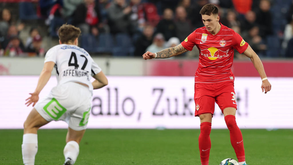 Benjamin Sesko (re.) ist 1,94 Meter groß, wird aber Benjamin Sesko (re.) ist 1,94 Meter groß, wird aber