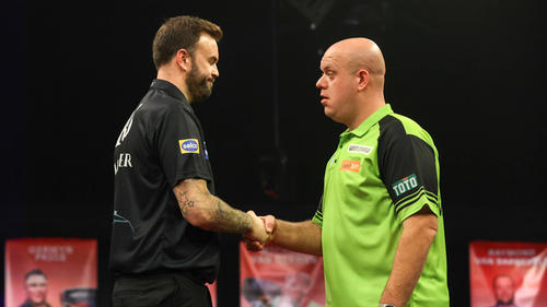 Ross Smith (l.) spricht über seine Ziele im Darts