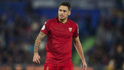 Lucas Ocampos  vom FC Sevilla stellte den Fan, der ihn belästigte zur Rede