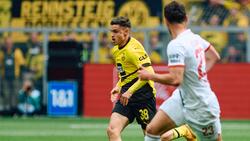 Dortmunds Kjell Wätjen (l.) feierte im Spiel gegen Augsburg sein Profidebüt