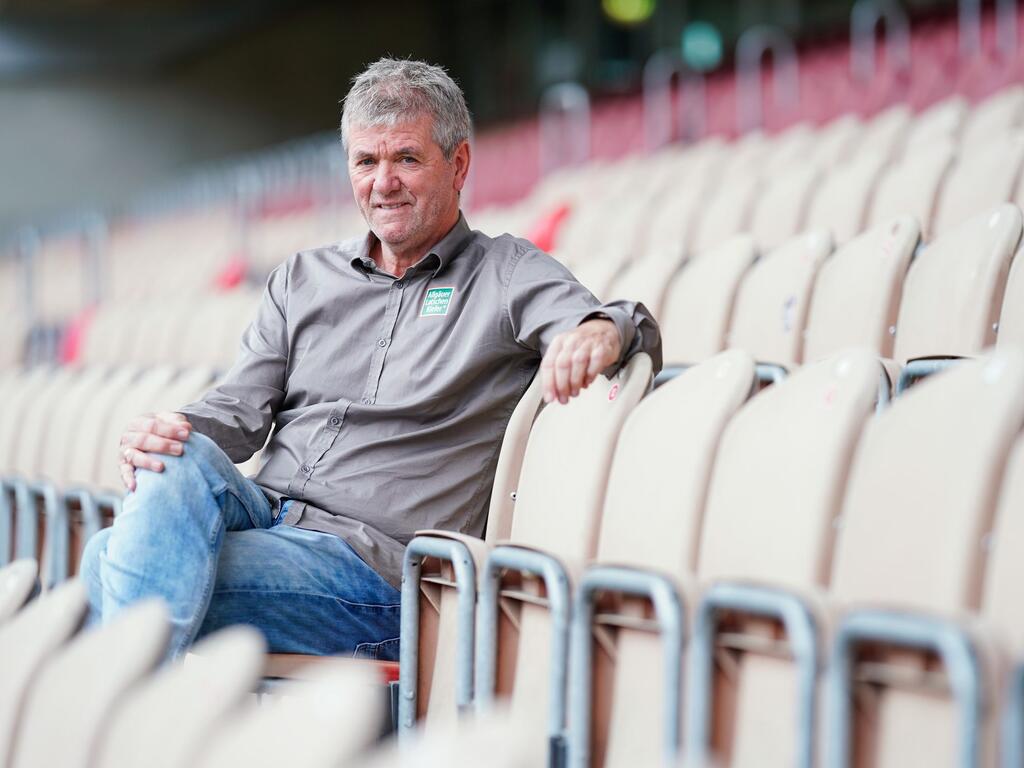 Kaiserslauterns Trainer Friedhelm Funkel sitzt im Fritz-Walter-Stadion.