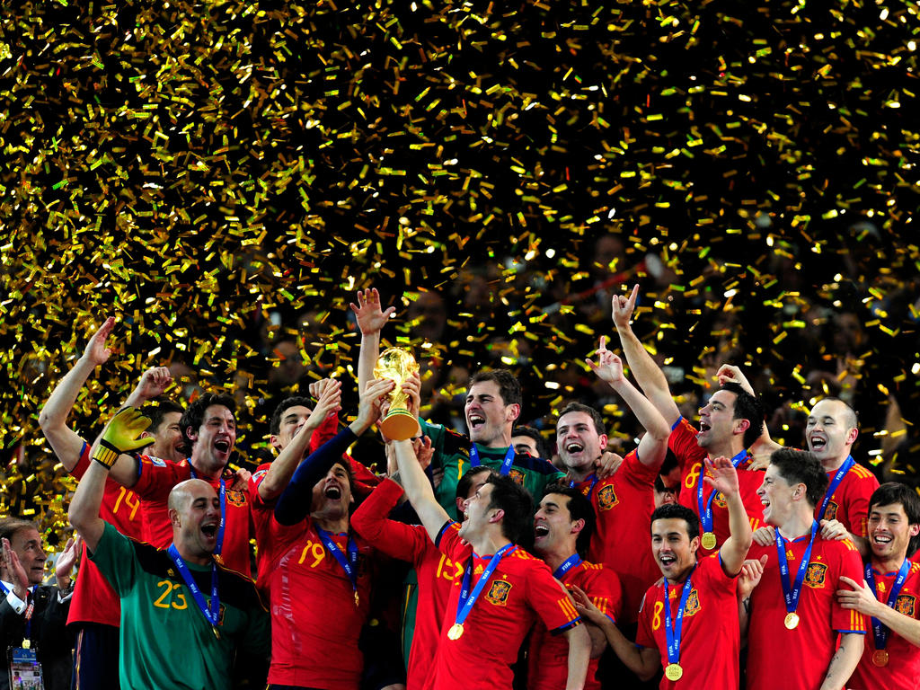 Am 11.07.2010 feiern die Spanier in Südafrika ein historisches Ereignis: Die Iberer gewinnen durch ein 1:0 gegen die Niederlande den ersten Weltmeistertitel für ihr Land. (11.7.2010)