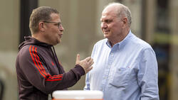 Uli Hoeneß (r.), hier im Gespräch mit Bayerns Sportvorstand Max Eberl (Archivbild)