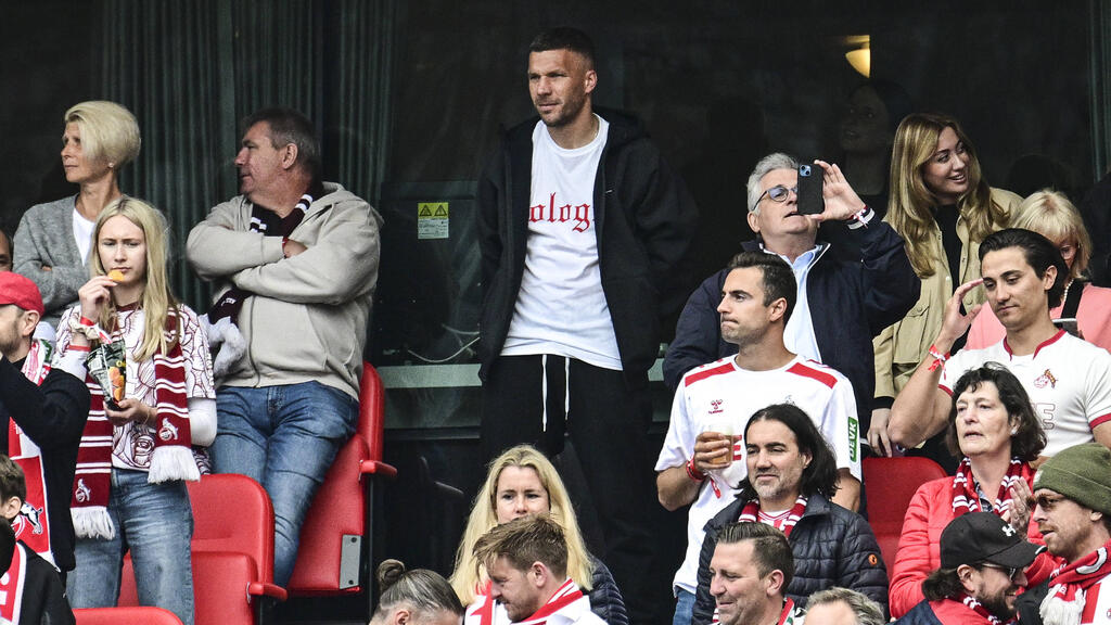 Lukas Podolski (Bildmitte) ist regelmäßig als Zuschauer im Kölner Stadion zu Gast Lukas Podolski (Bildmitte) ist regelmäßig als Zuschauer im Kölner Stadion zu Gast