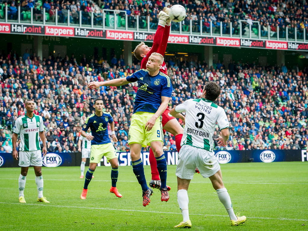 Kolbeinn Sigþórsson probeert de bal te koppen, maar Sergio Padt komt goed uit en vangt de bal. (31-08-2014)
