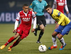 Dabney (l.) en Mohamed El Makrini (r.) duelleren tijdens SC Cambuur - AZ Alkmaar om de bal. (29-11-2014)