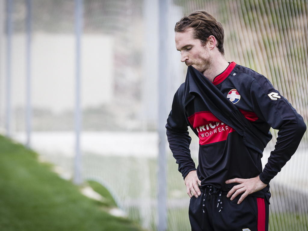 Proefspeler Tim Janssen van Willem II moet op adem komen tijdens het trainingskamp in het Turkse Belek. (10-01-2015)