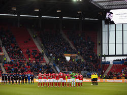 Vor der Bundesligapartie zwischen Mainz 05 und dem SC Paderborn gedenken Spieler und Fans Junior Malanda