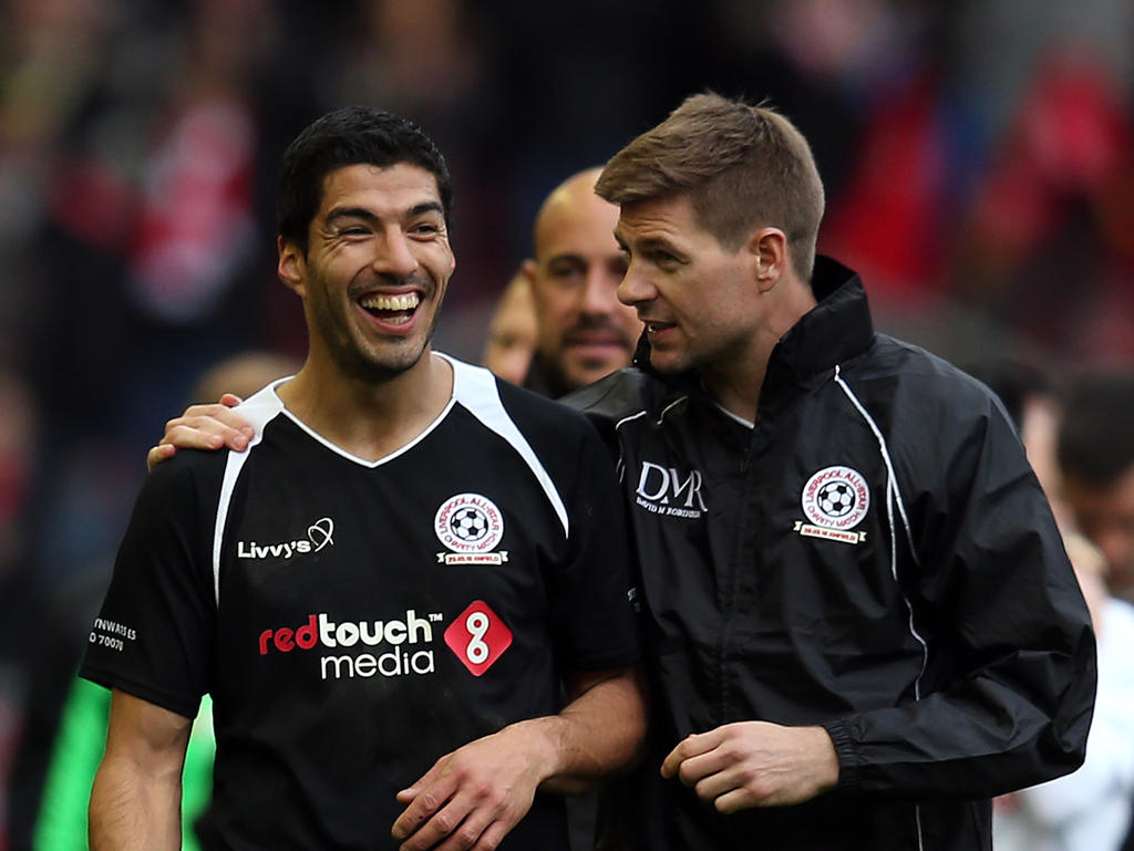 Hat gut Lachen: Luis Suárez mit seinem ehemaligen Teamkollegen Gerrard