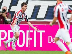 Erik Falkenburg kan juichen na het scoren van de 1-0 tijdens Willem II - Vitesse. (09-08-2015)