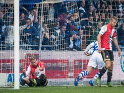 Sven van Beek (l.) zit teleurgesteld in het doel, nadat hij een eigen doelpunt heeft gemaakt tegen De Graafschap. Debutant Nieuwkoop (r.) loopt met gebogen hoofd weg. (04-10-2015).