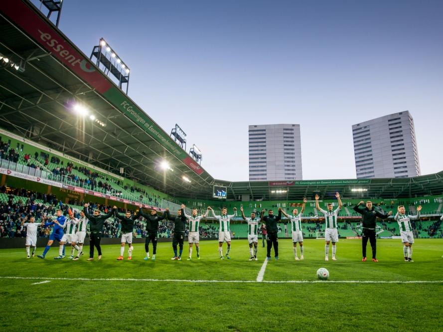 De supporters van FC Groningen bedanken het publiek na de 1-0 overwinning op Roda JC. (19-04-2016)