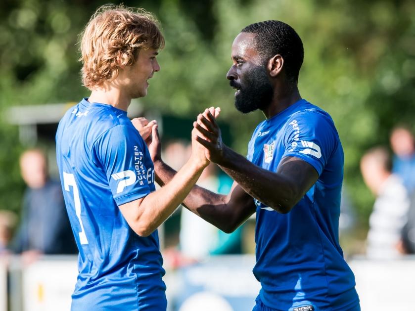 Sam Lundholm (l.) feliciteert proefspeler Quincy Owusu-Abeyie met zijn doelpunt in het oefenduel van NEC tegen Almere City. (12-07-2016)