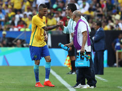 Micale felicitando a Luan por su gol contra Honduras. (Foto: Getty)
