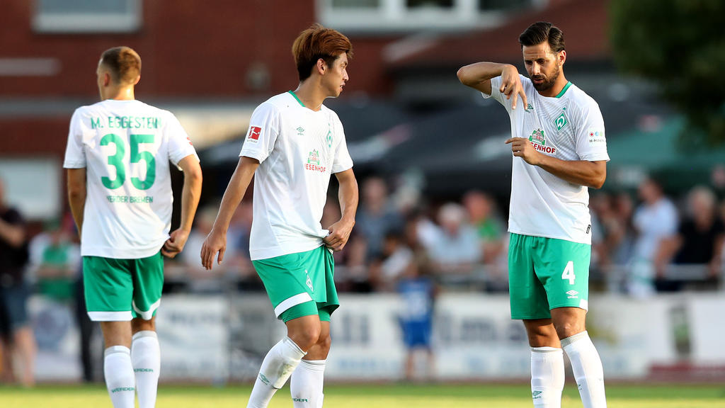 Werder-Routinier Claudio Pizarro (r.) und Yuya Osako (M.) müssen krankheitsbedingt mit dem Training aussetzen