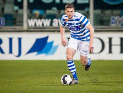 Alexander Bannink gaat er met de bal vandoor tijdens het competitieduel De Graafschap - FC Den Bosch (20-01-2017).