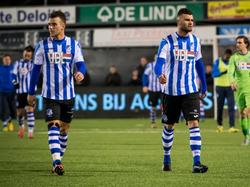 Rai Vloet (r.) en Thomas Horsten (l.) lopen teleurgesteld het veld af na afloop van het competitieduel Achilles'29 - FC Eindhoven (06-02-2017).