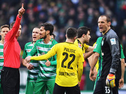 Werder-Keeper Drobný (r.) fehlt Werder nach seiner Roten Karte drei Spiele