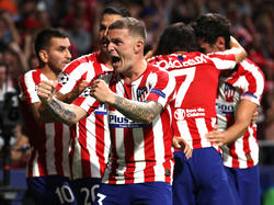 Kieran Trippier celebra con la afición el empate del Atlético.