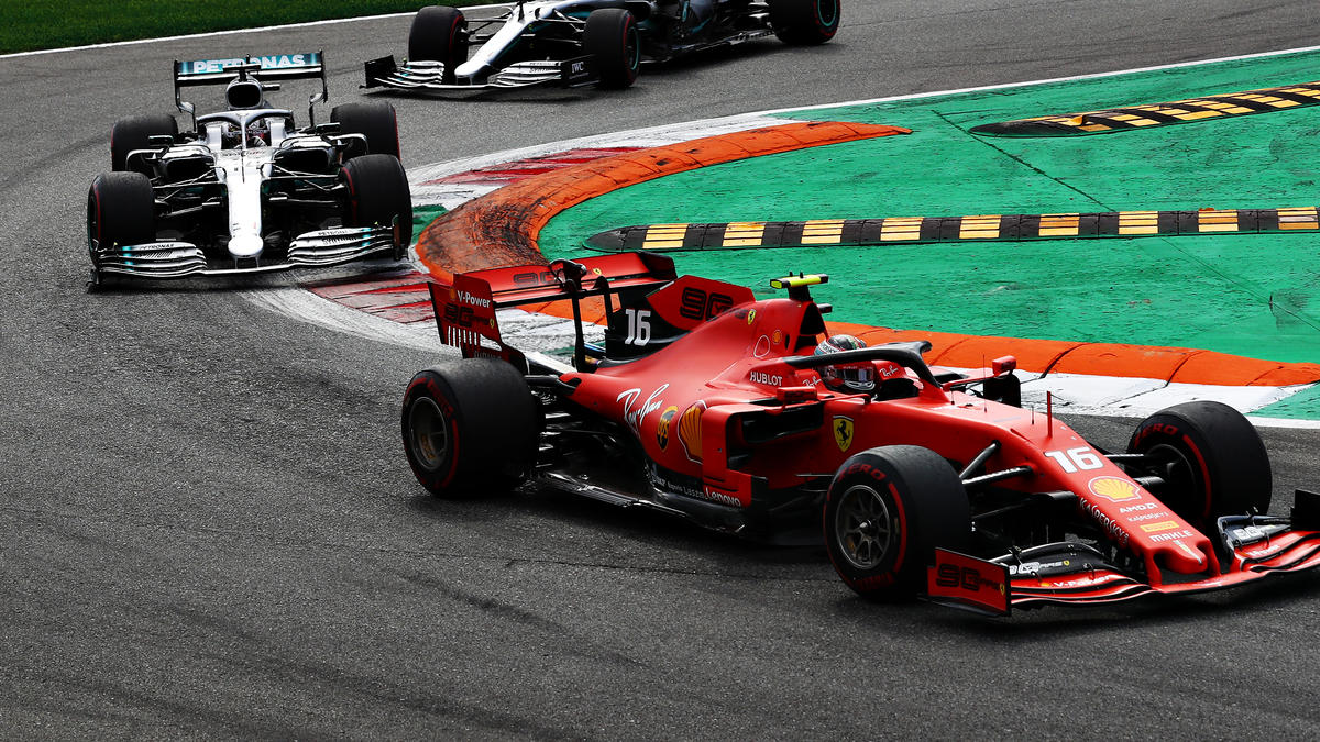 Lewis Hamilton (li.) und Charles Leclerc lieferten sich in Monza ein packendes Duell Lewis Hamilton (li.) und Charles Leclerc lieferten sich in Monza ein packendes Duell