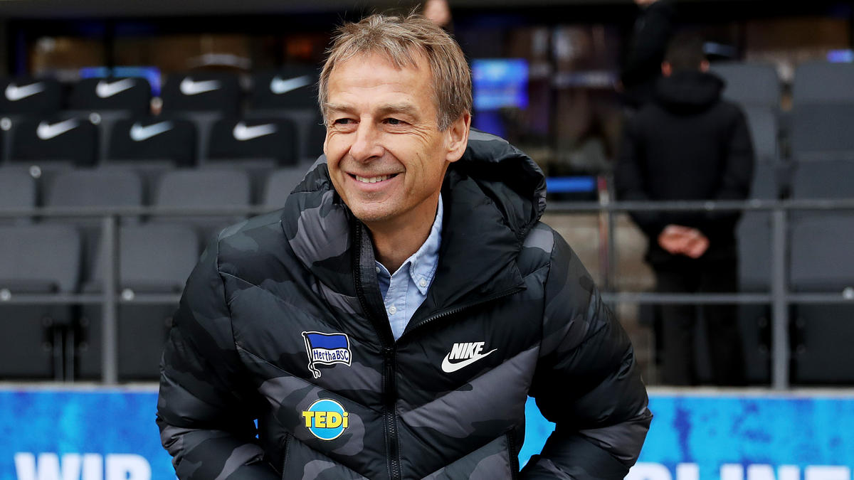 Jürgen Klinsmann war nach dem ersten Bundesliga-Sieg mit Hertha BSC glücklich Jürgen Klinsmann war nach dem ersten Bundesliga-Sieg mit Hertha BSC glücklich