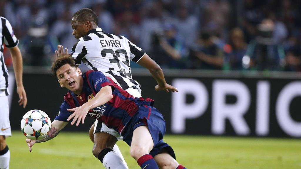 Patrice Evra 2015 im Duell mit Lionel Messi (v.)